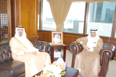 سعادة الشيخ سلمان بن عبدالله ال خليفه يستقبل السفير الاماراتي