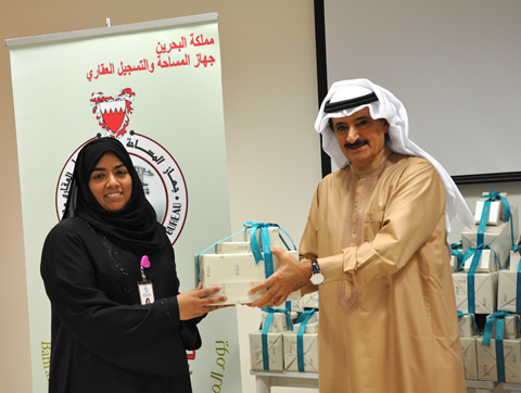 رئيس جهاز المساحة والتسجيل العقاري  يكرم موظفات الجهاز بمناسبة يوم المرأة البحرينية