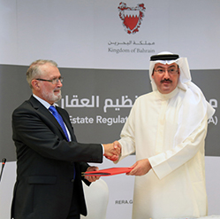 الشيخ محمد بن خليفة آل خليفة الرئيس التنفيذي لمؤسسة التنظيم العقاري يعقد مؤتمر صحفي بمناسبة توقيع اتفاقية مع شركة (I.D.I)