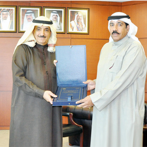 معالي رئيس جهاز التسجيل العقاري يتسلم رسالة حول التأثير الإداري للقيادة على إلتزام الموظفين