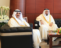 معالي الشيخ سلمان بن عبدالله آل خليفة الرئيس الفخري لجمعية السنابل لرعاية الأيتام يستقبل رئيس مجلس الإدارة  وأعضاء من الجمعية