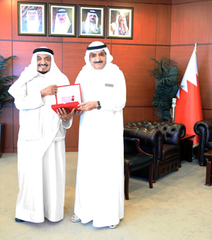 معالي رئيس جهاز المساحة والتسجيل العقاري يستقبل الفنان إرحمة الذوادي 