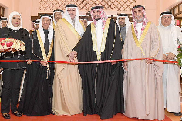 معالي رئيس جهاز  المساحة والتسجيل العقاري يرعى معرض 8 في 1