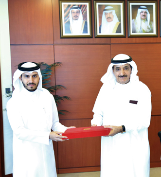  معالي رئيس جهاز المساحة والتسجيل العقاري يستقبل الموظف المهندس علي عبدالله البنعلي 