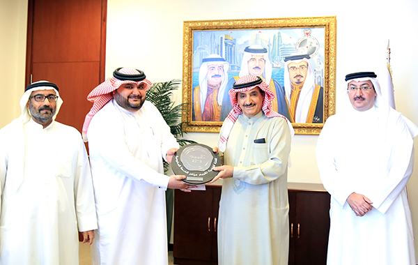 معالي رئيس جهاز المساحة والتسجيل العقاري يشيد بحصول الجهاز على الدرع الفضي لمركز الخدمة الحكومية