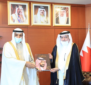 خلال تسلمه كتاب ( قائد التغيير ) رئيس جهاز المساحة والتسجيل العقاري يؤكد على متانة العلاقات الأخوية السعودية البحرينية
