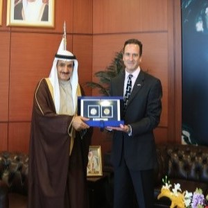 استقبل معالي الشيخ سلمان بن عبدالله بن حمد آل خليفة رئيس جهاز المساحة والتسجيل العقاري رئيس مجلس ادارة مؤسسة التنظيم العقاري الأدميرال ريت هاتشير رئيس المكتب الهايدروغرافي في المملكة المتحدة