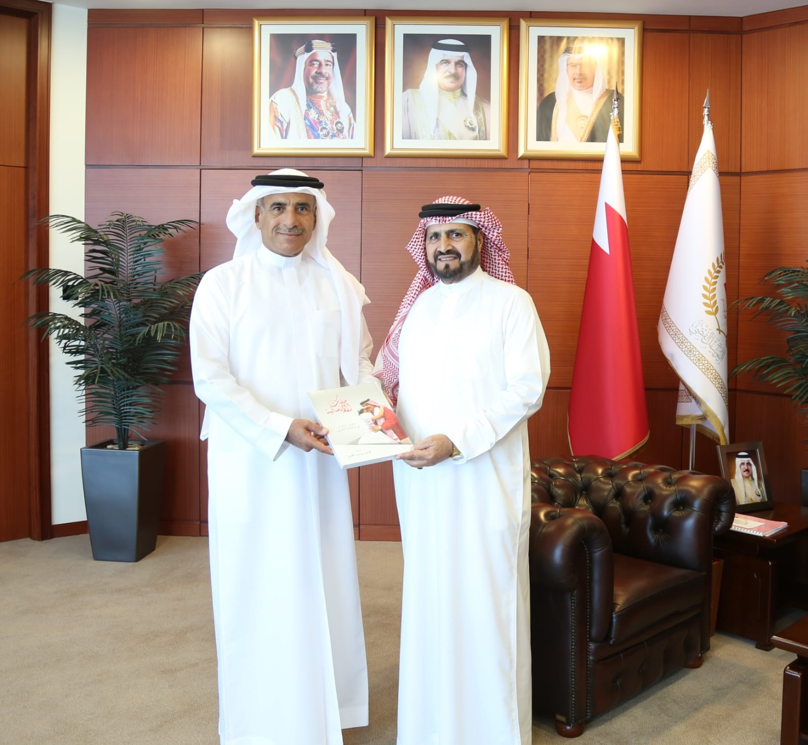 رئيس جهاز المساحة والتسجيل العقاري يتسلم نسخة من كتاب 