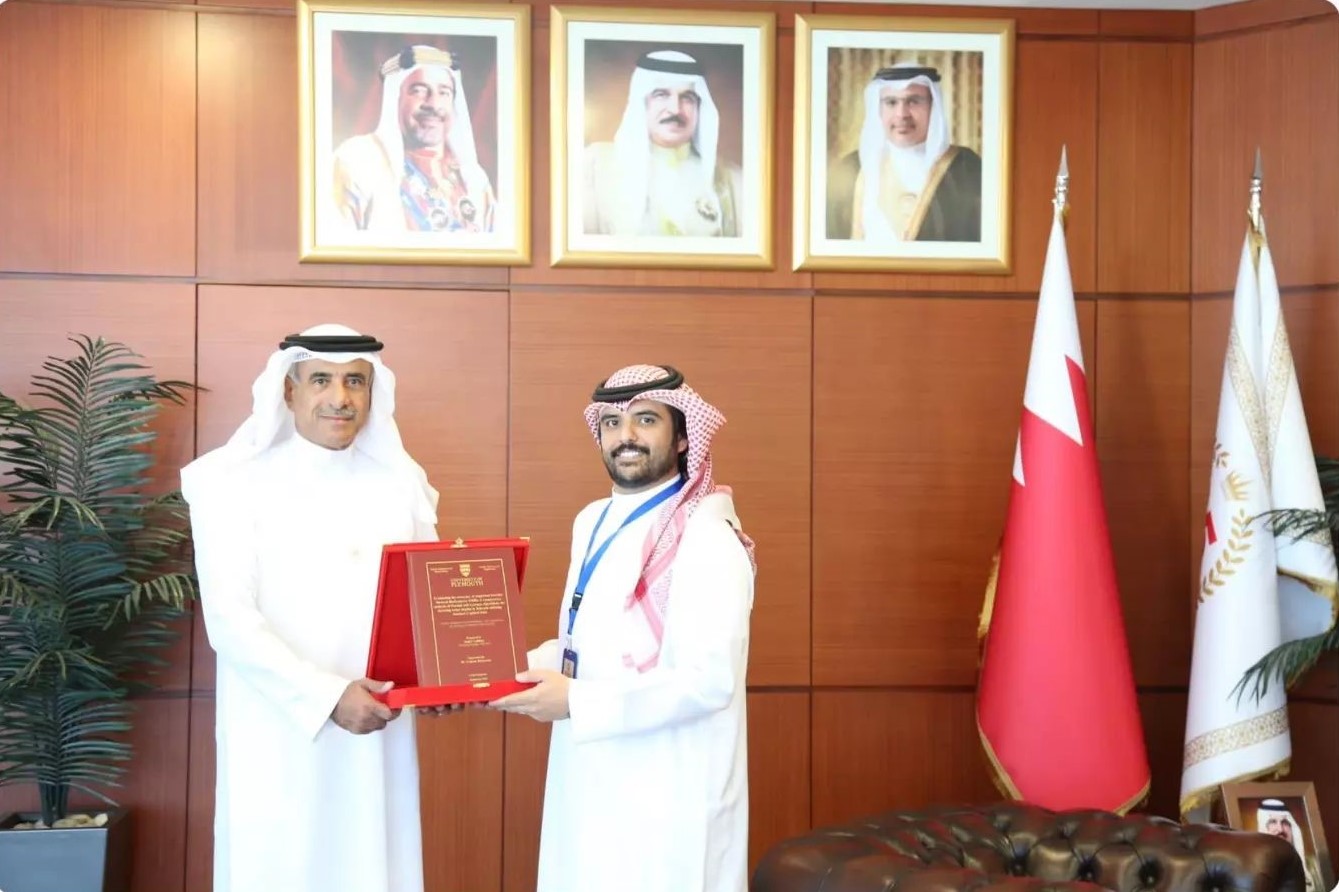 رئيس الجهاز يستقبل الموظف بدر لحدان بمناسبة حصوله على الماجستير