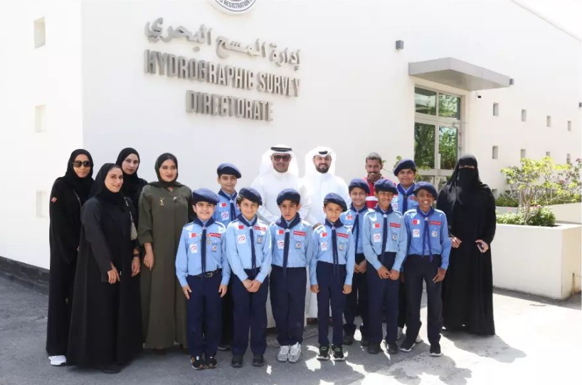 جولة تعريفية لطلبة الكشافة بإدارة المسح البحري