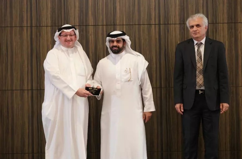 نائب رئيس الهيئة العامة للرياضة يكرم مدير إدارة نظم المعلومات