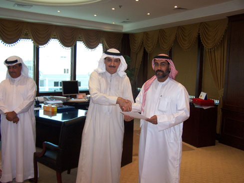 رئيس الجهاز يكرم مجموعة من الوظفين لإتمامهم  دورة في تكنولوجيا المعلومات