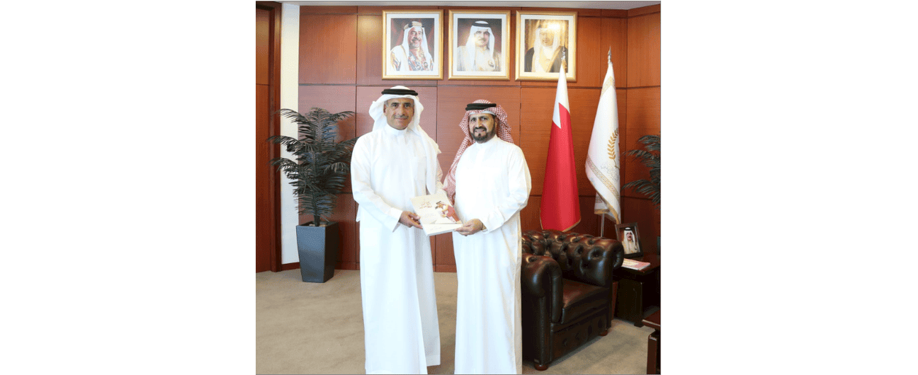 رئيس جهاز المساحة والتسجيل العقاري يتسلم نسخة من كتاب