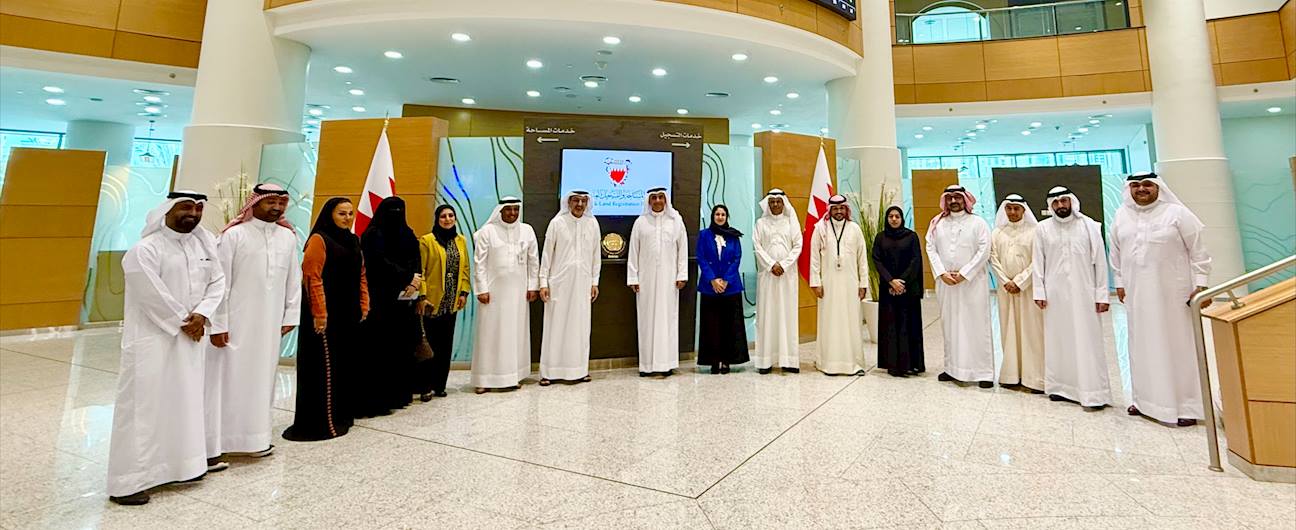 جهاز المساحة والتسجيل العقاري يتسلم الدرع الذهبي بمناسبة حصول مركز العملاء على تصنيف الفئة الذهبية ضمن برنامج